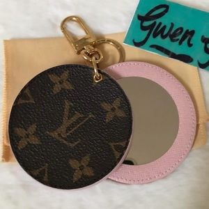 ❌ SOLD ❌ 💖 BEAUTIFUL 💯 Authentic LV Key Holder Charm Mirror in Rose Ballerine